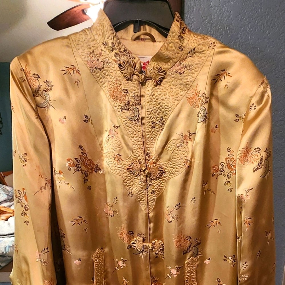 Vintage Chinese kimono, size large (42), hand embroidered, silk.